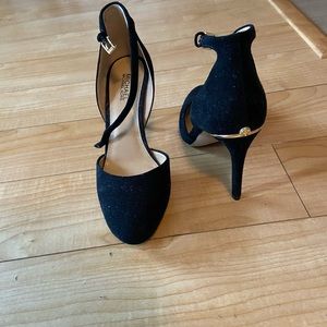 SUPER CUTE BLACK HEELS!